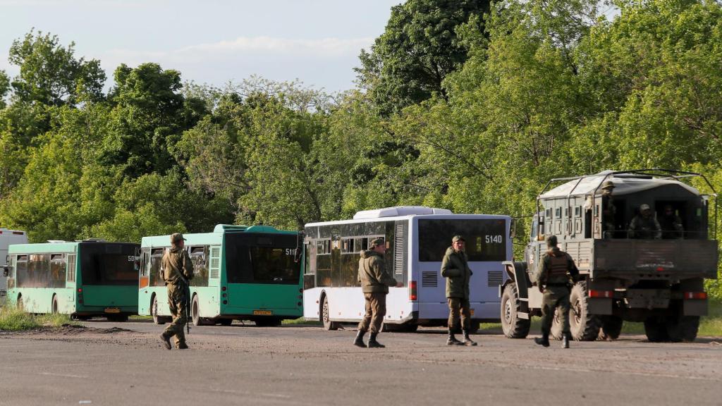 Los autobuses que transportan a los militares de Azovstal.