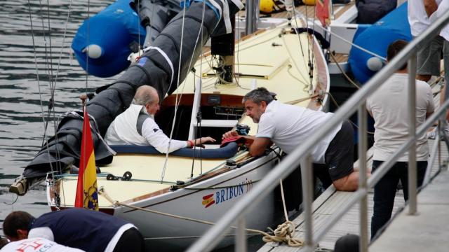 La espera de Juan Carlos en el Bribón: la mar no acompaña al Emérito