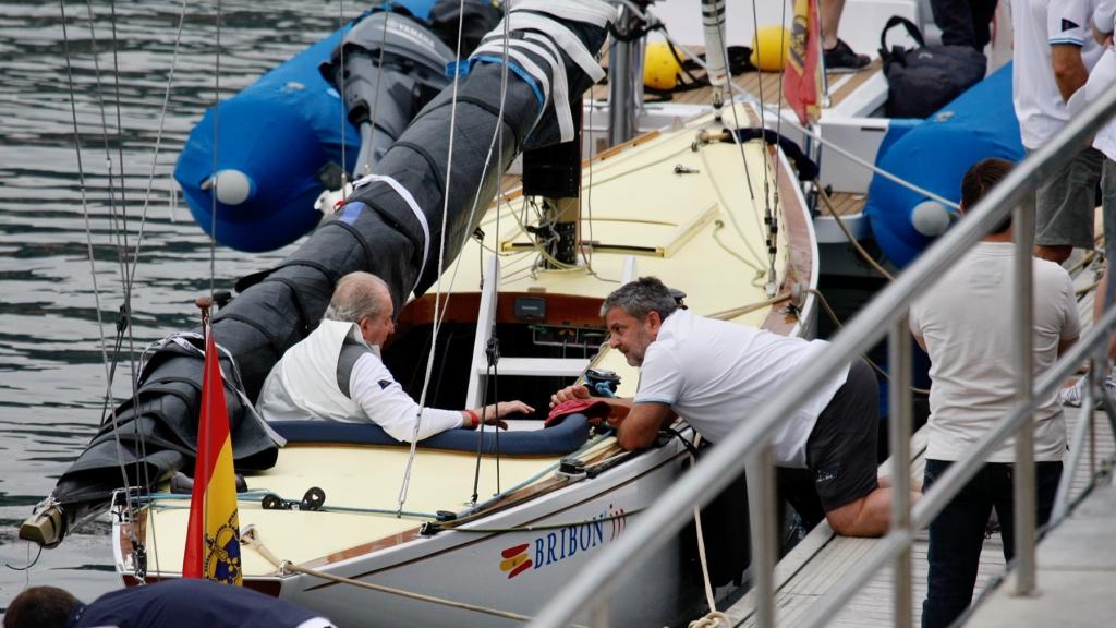 La espera de Juan Carlos en el Bribón: la mar no acompaña al Emérito