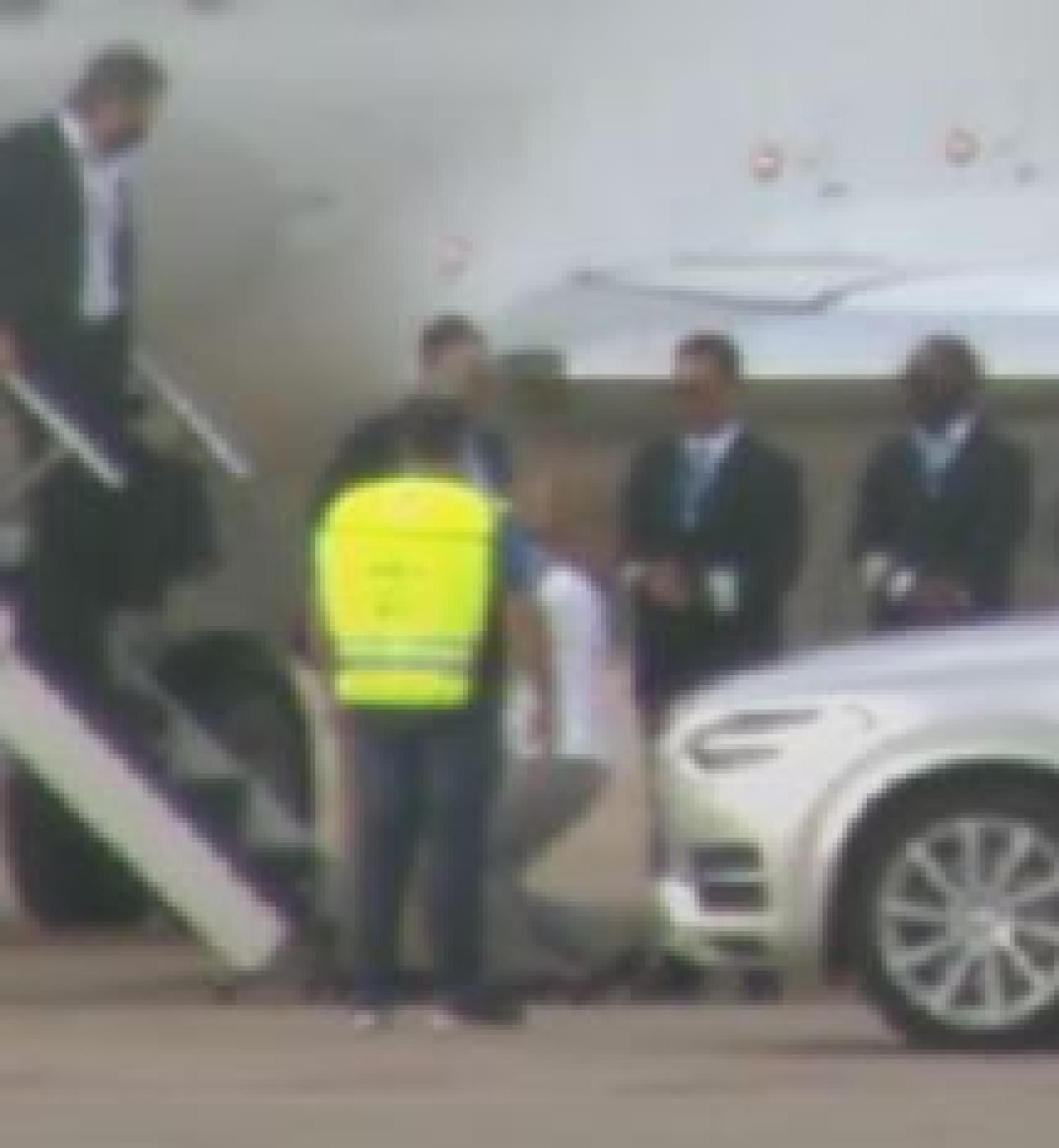 La infanta Elena recibió el pasado jueves a su padre con una genuflexión.