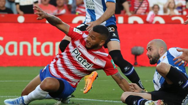 Luis Suárez pugna por un balón en el suelo.