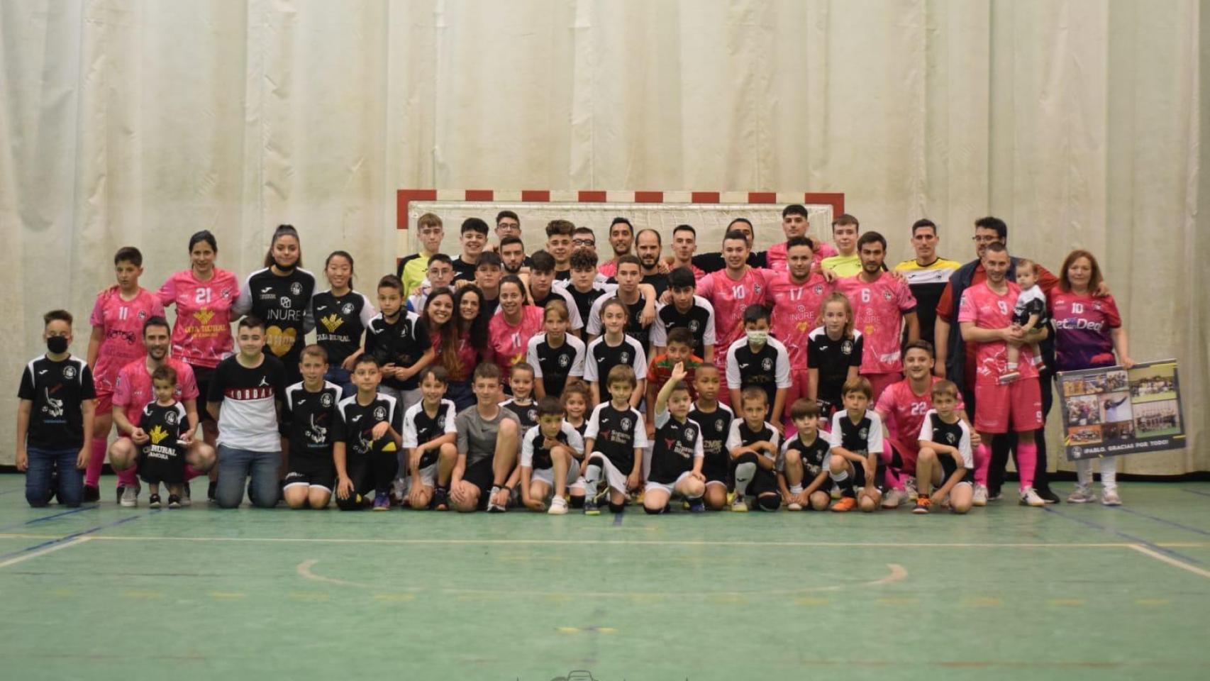 Jugadores de toda la cantera se fotografían con Pablo Rivas al inicio del encuentro