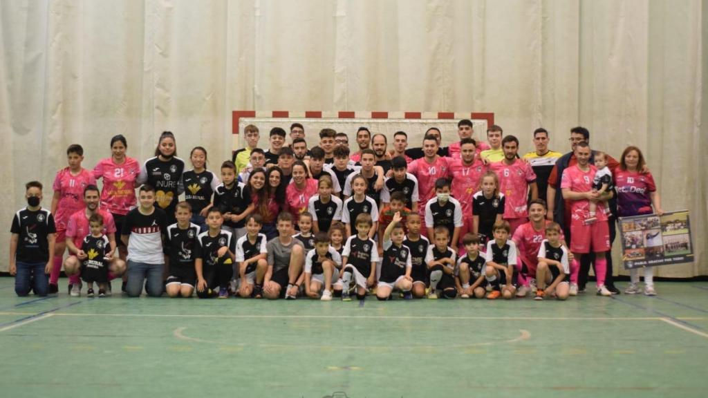Jugadores de toda la cantera se fotografían con Pablo Rivas al inicio del encuentro