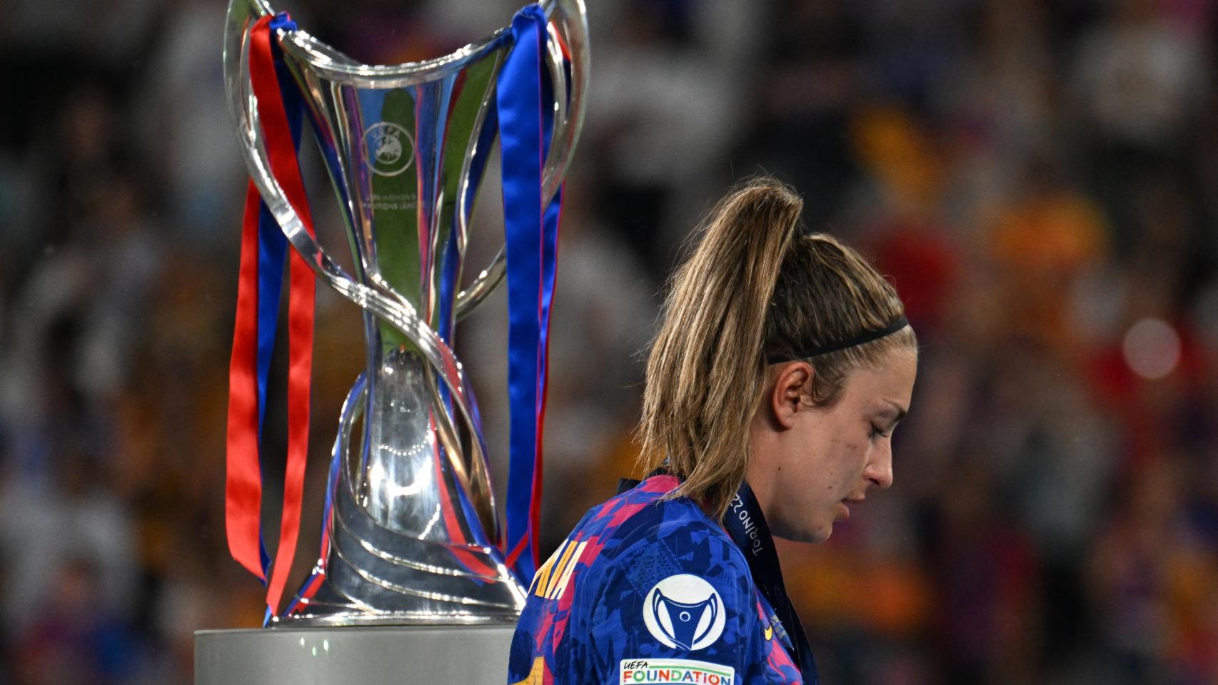 Alexia Putellas, tras recoger la medalla de subcampeona junto al trofeo de la Women's Champions League