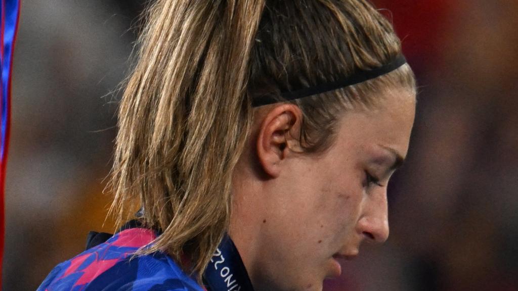 Alexia Putellas, tras recoger la medalla de subcampeona junto al trofeo de la Women's Champions League