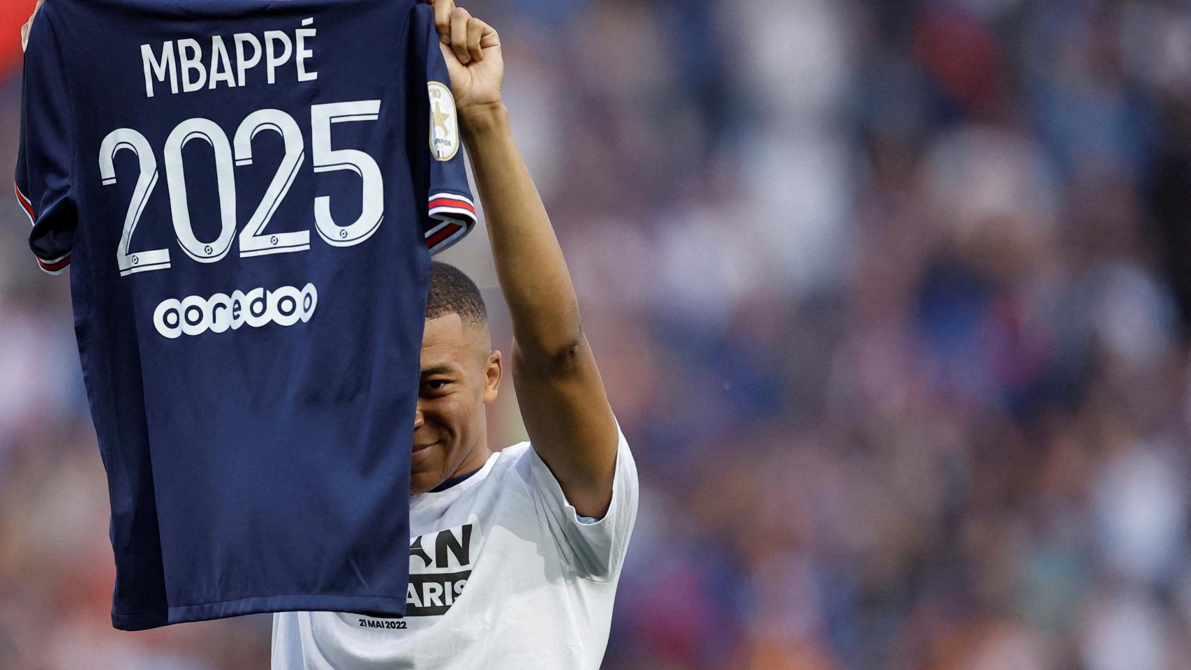 Kylian Mbappé y la camiseta de su renovación.