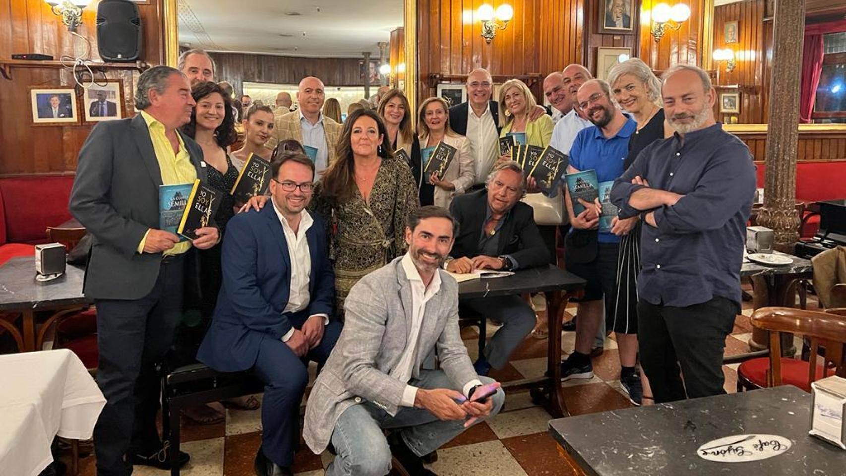 Presentación de los libros de Cruz Galdón y José Luis Serrano en el Café Gijón de Madrid.