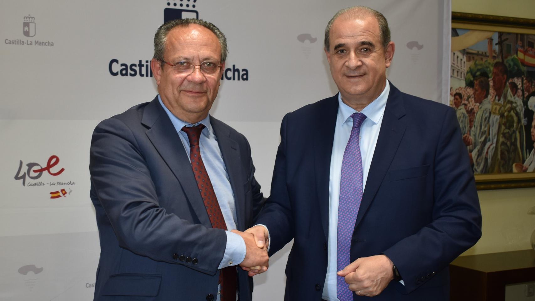 El consejero Juan Alfonso Ruiz Molina junto a Francisco Pardo Piqueras. Foto: JCCM.