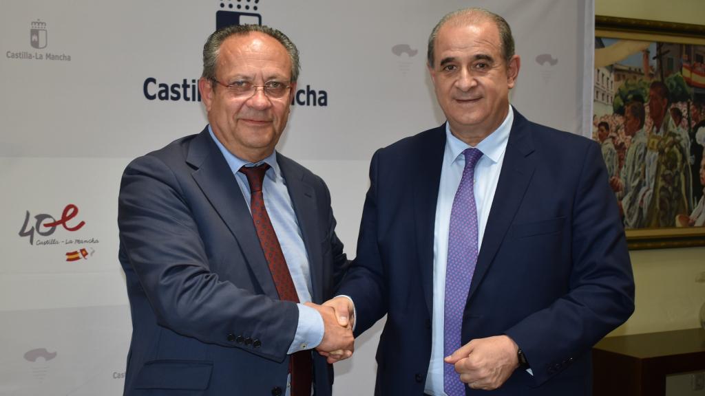 El consejero Juan Alfonso Ruiz Molina junto a Francisco Pardo Piqueras. Foto: JCCM.