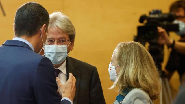 Pedro Sánchez y Nadia Calviño discuten con el comisario económico, Paolo Gentiloni.