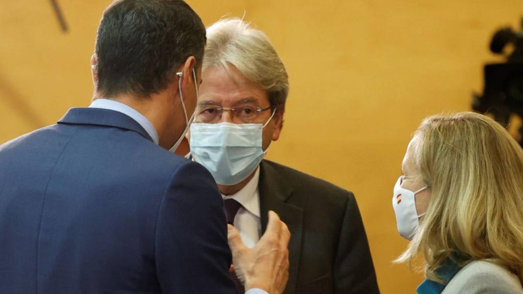 Pedro Sánchez y Nadia Calviño discuten con el comisario económico, Paolo Gentiloni.