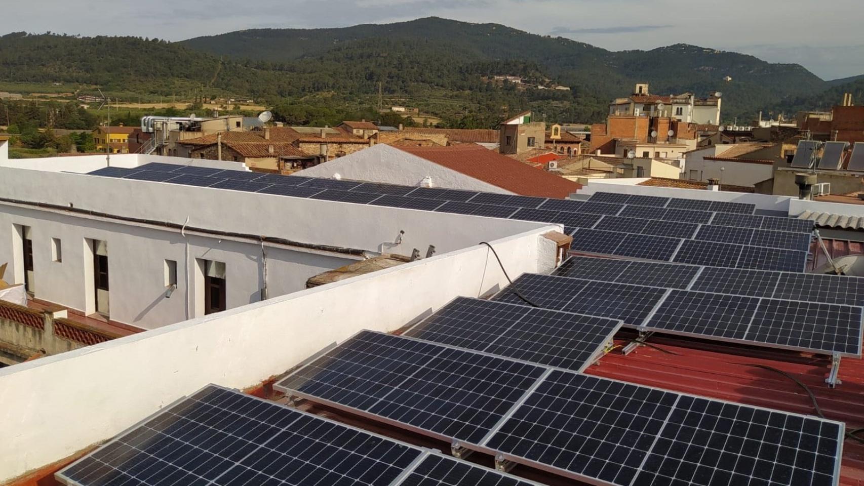 Un tejado lleno de paneles solares en una imagen de archivo.