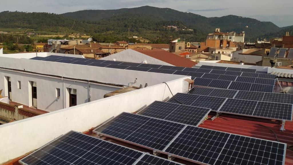 Un tejado lleno de paneles solares en una imagen de archivo.