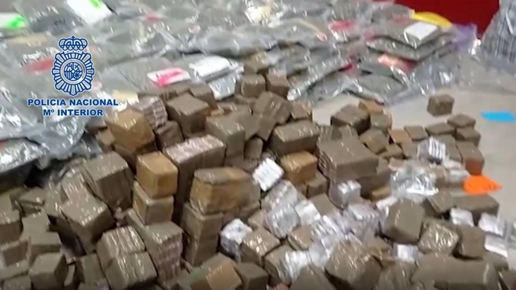 Imagen de parte de la droga incautada por la Policía Nacional.