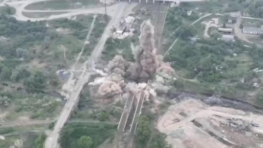 La destrucción de un puente de Severodonetsk para limitar el avance de los rusos.