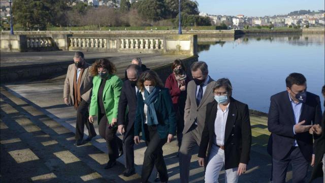 Autoridades visitan la ría de O Burgo