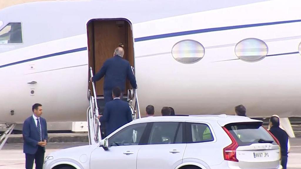 Juan Carlos I subiendo el avión en Vigo rumbo a Madrid.