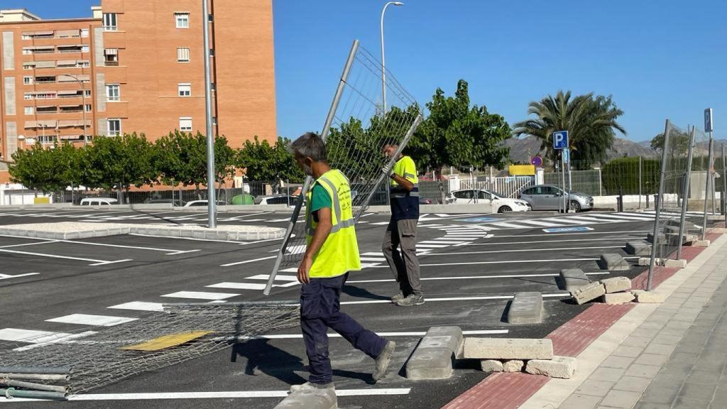 Los operarios ultimaban hoy uno de los aparcamientos.