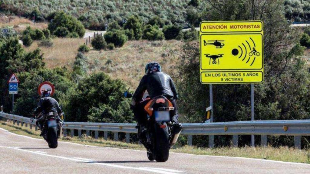 Dos motoristas en la carretera.
