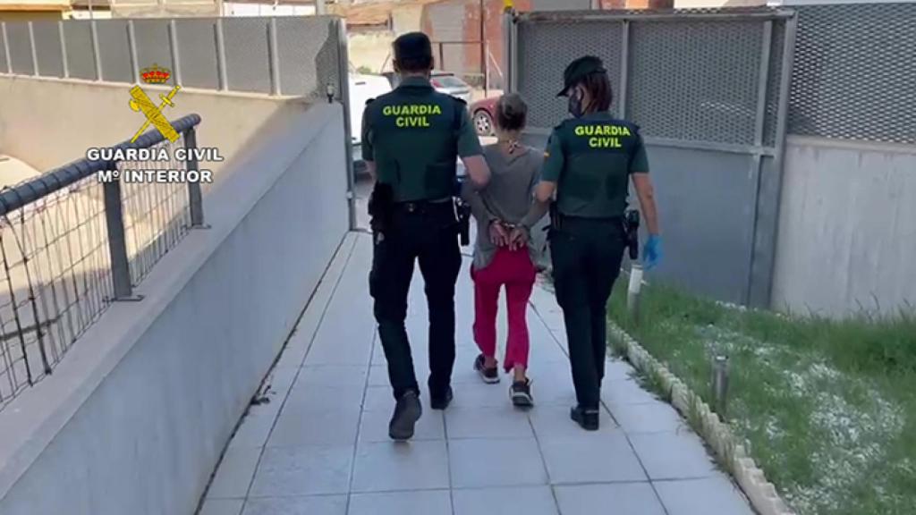 La detenida es trasladada a dependencias de la Guardia Civil.