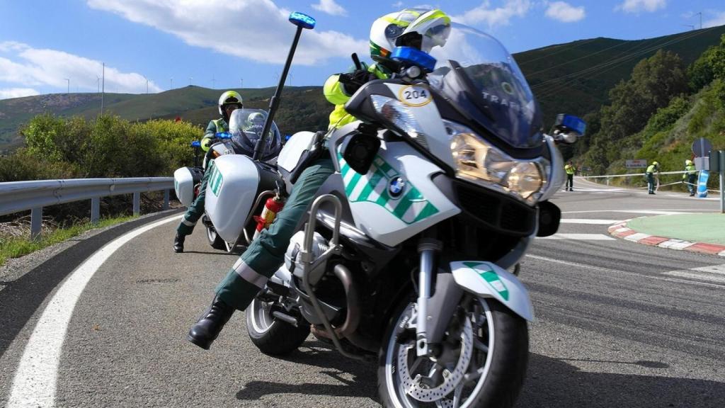 Un guardia civil en moto regulando el tráfico.