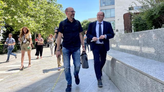El hermano de Ximo Puig, a la izquierda, junto a su abogado este lunes tras declarar ante el juez. J. N.