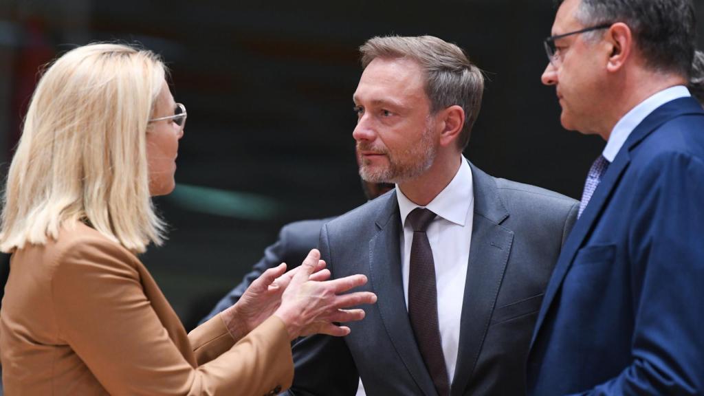 La ministra holandesa de Finanzas, Sigrid Kaag, conversa con su homólogo alemán, Christian Lindner, durante el Eurogrupo de este lunes