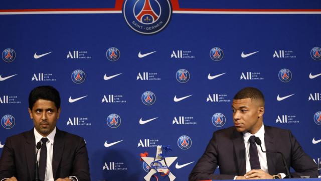 Nasser Al-Khelaifi y Kylian Mbappé, en rueda de prensa.