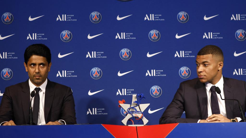 Nasser Al-Khelaifi y Kylian Mbappé, en rueda de prensa
