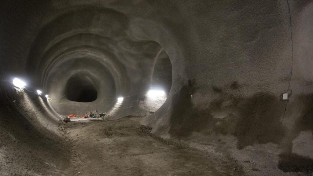 Túnel con revestimiento de hormigón proyectado.