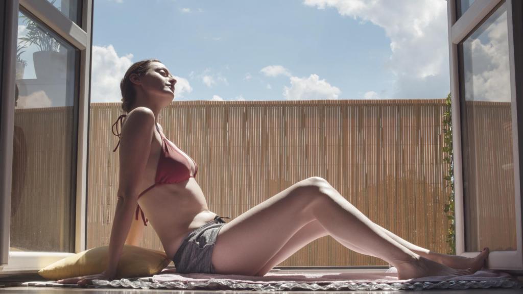 Una mujer tomando el sol.