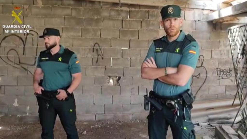 Los dos agentes que encontraron el bebé.