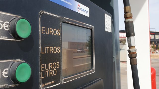 El informe de la OCU detalla las gasolineras más baratas en cada ruta para ahorrar hasta un 30 %.