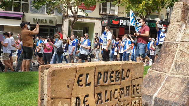 Los aficionados del Hércules se manifestaron por las calles de Alicante para protestar por la gestión del equipo.