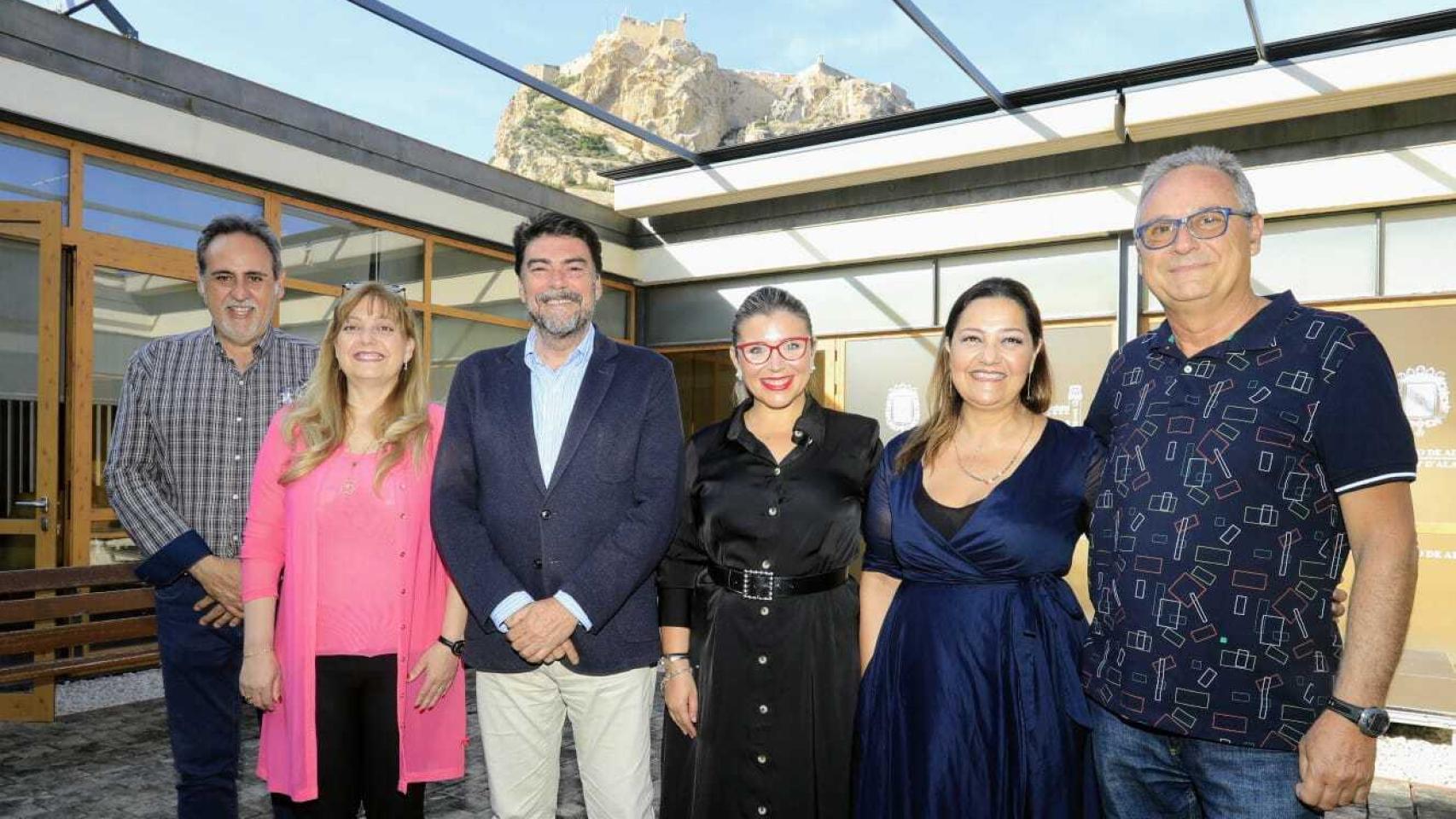 Los tres pregoneros junto al equipo de gobierno municipal en el Ayuntamiento de Alicante.