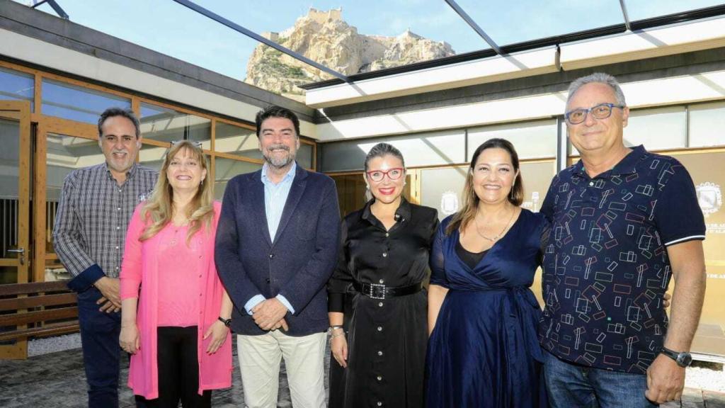 Los tres pregoneros junto al equipo de gobierno municipal en el Ayuntamiento de Alicante.