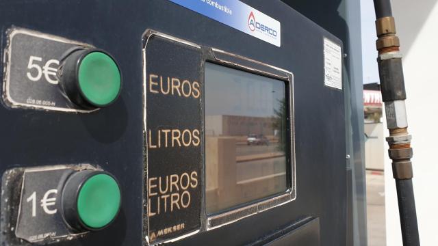 El informe de la OCU detalla las gasolineras más baratas en cada ruta para ahorrar hasta un 30 %.