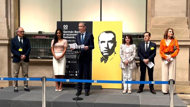 El director del Banco de España y las autoridades alicantinas, en la presentación en Madrid.