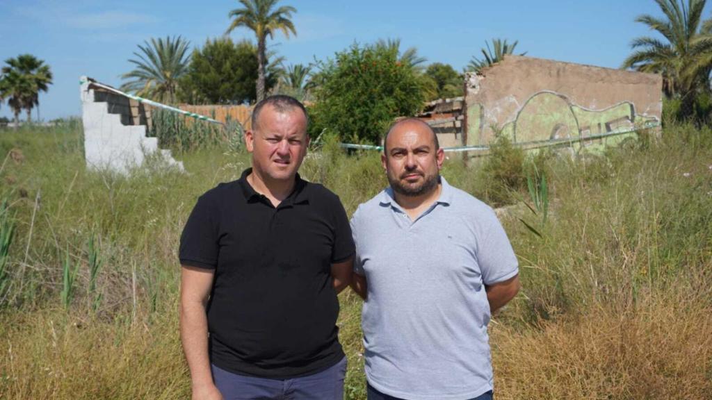 José Enrique Pérez y Luis María Rocamora en el lugar precitado donde se encontró el bebé.