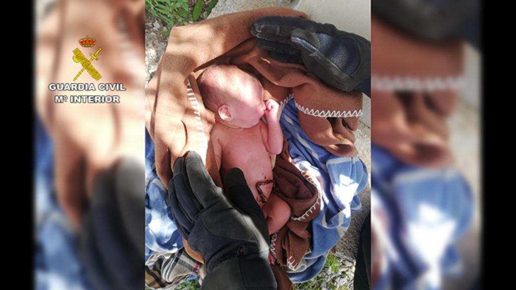 La imagen del bebé tras ser rescatado  por los agentes.