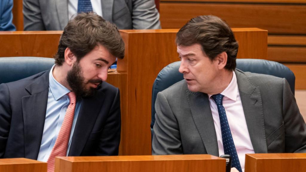 Juan García-Gallardo y Alfonso Fernández Mañueco en las Cortes