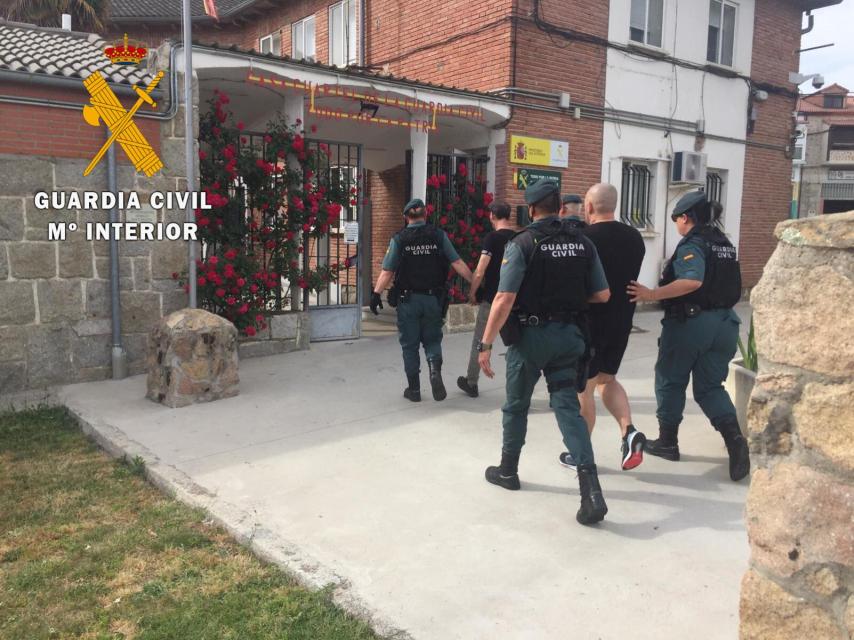 Imagen del momento de la detención facilitada por la Guardia Civil.