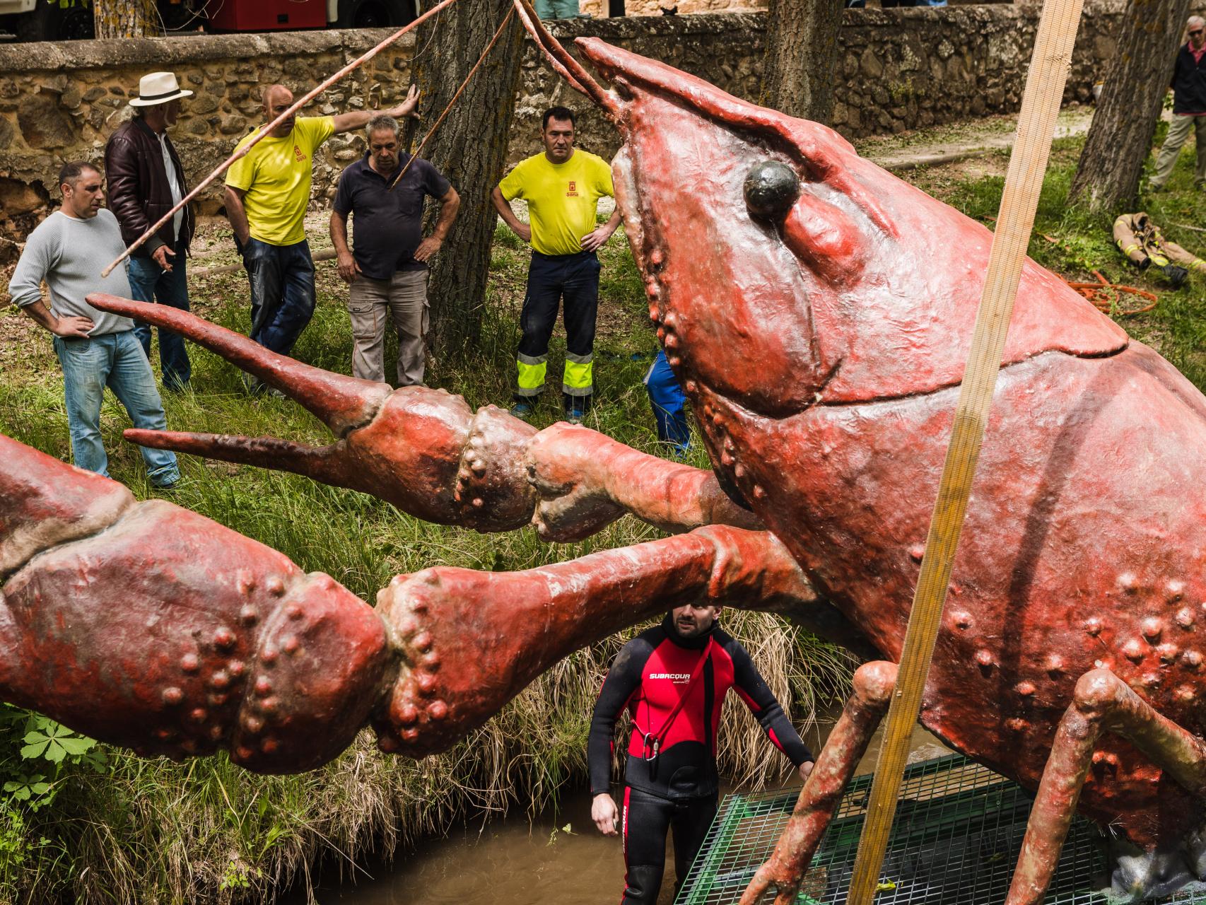 Colocación de una escultura representando un cangrejo gigante en el rio Duero a su paso por Soria