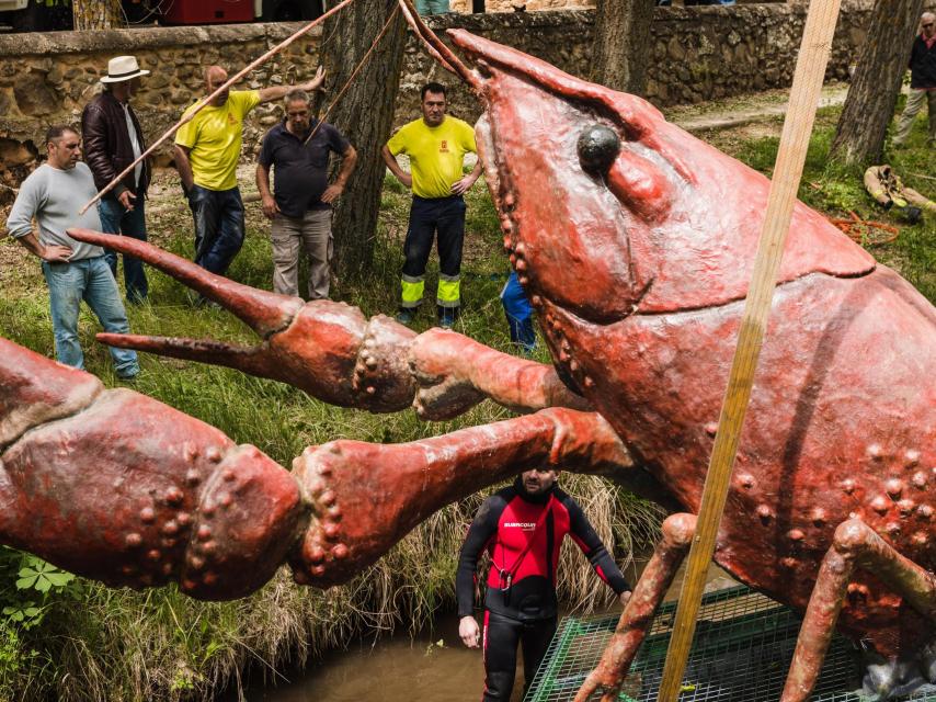 Colocación de una escultura representando un cangrejo gigante en el rio Duero a su paso por Soria
