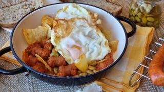 Huevos rotos con chistorra y habitas, resuelve una comida en 10 minutos