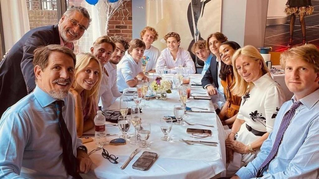 Constantino Alexios celebrando su graduación junto a su familia.