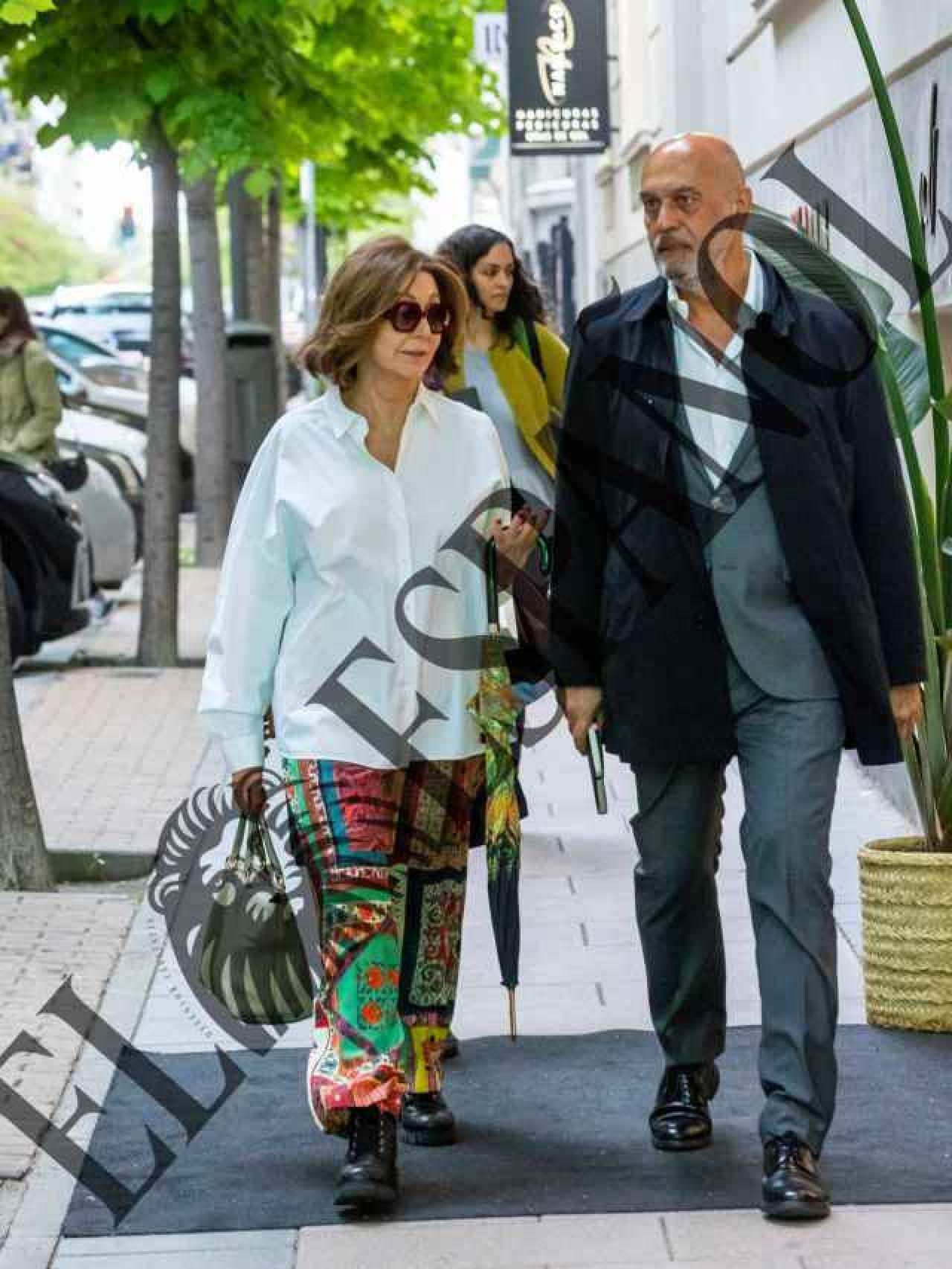 Ana Rosa Quintana y su marido, Juan Muñoz por las calles de Madrid, el pasado 2 de mayo.