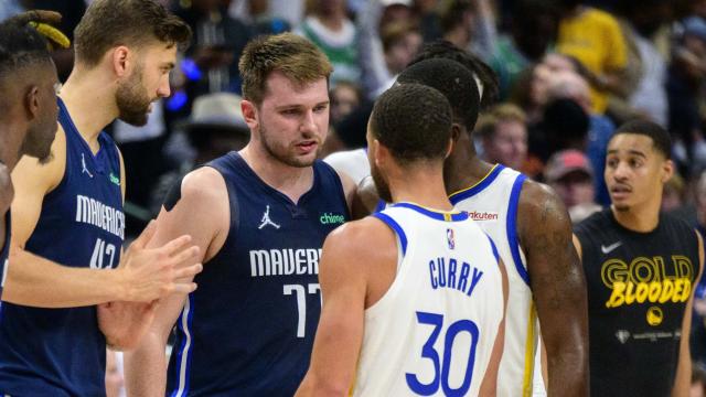 Luka Doncic se enfrenta a Stephen Curry en un partido de playoffs