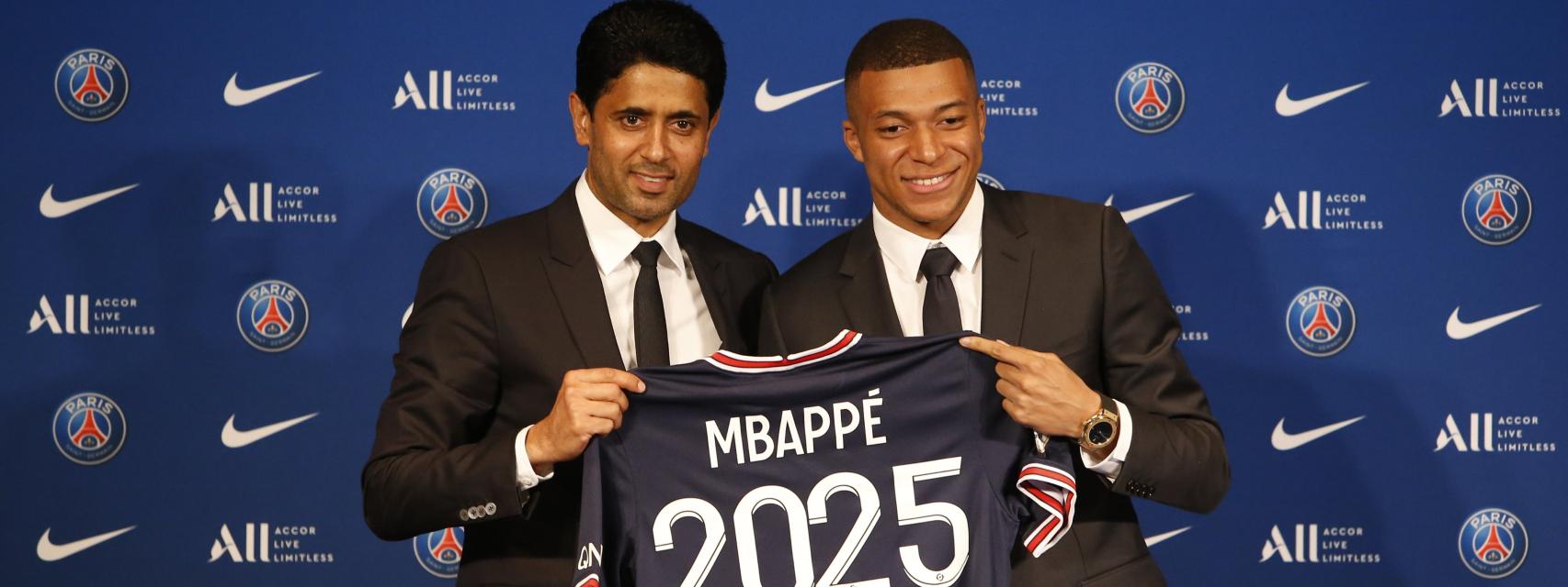 Nasser Al Khelaifi y Kylian Mbappé posan con la camiseta conmemorativa de la renovación