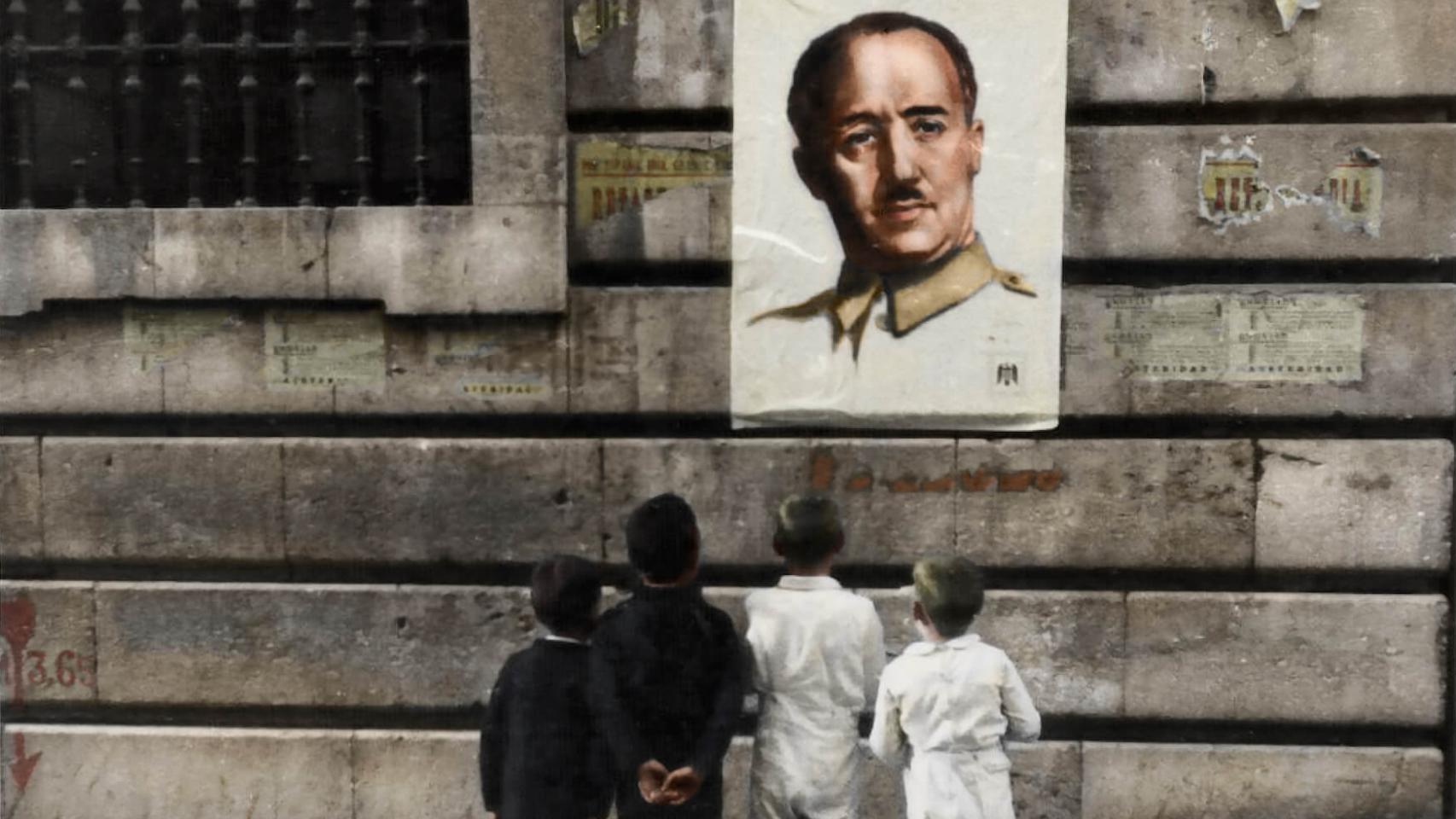 Un grupo de niños ante el conocido retrato de Franco realizado por el artista navarro Crispín Martínez. / BNE / Desperta Ferro Ediciones